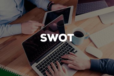 İşadamları el araçları kullanma.  