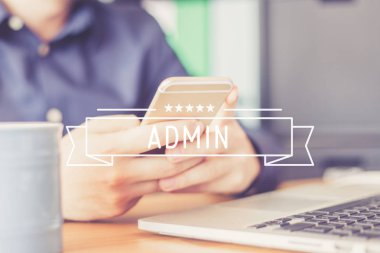 Akıllı telefon kullanan adam