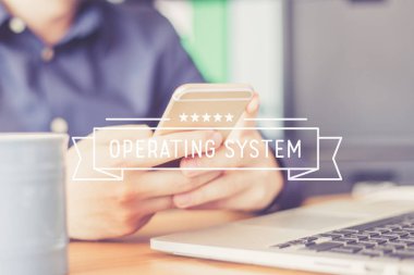 Akıllı telefon kullanan adam 