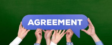 Konuşma balonu holding insan eller