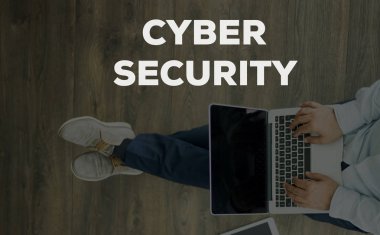 dizüstü bilgisayar kullanan adam. 