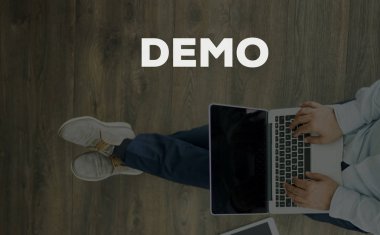 dizüstü bilgisayar kullanan adam. 