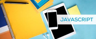 Tablet, smartphone ve keçe kalem masa üzerinde