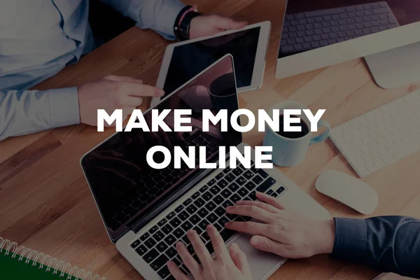 Концепция зарабатывания денег онлайн — стоковое фото