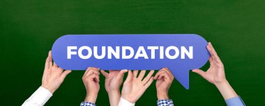 Konuşma balonu holding insan eller 