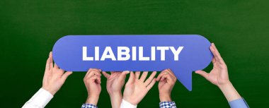 Konuşma balonu holding insan eller