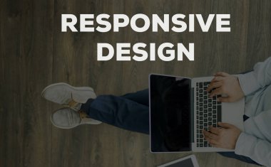 dizüstü bilgisayar kullanan adam. 