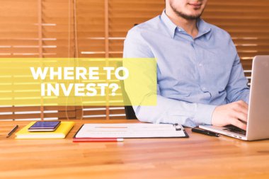 dizüstü bilgisayar kullanan adam