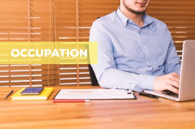 dizüstü bilgisayar kullanan adam