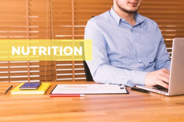 dizüstü bilgisayar kullanan adam