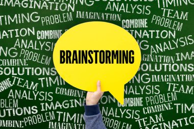 Konuşma balonu üzerinde yazılı beyin fırtınası 