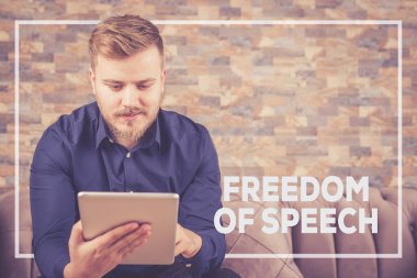 Tablet kullanan adam