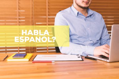 dizüstü bilgisayar kullanan adam