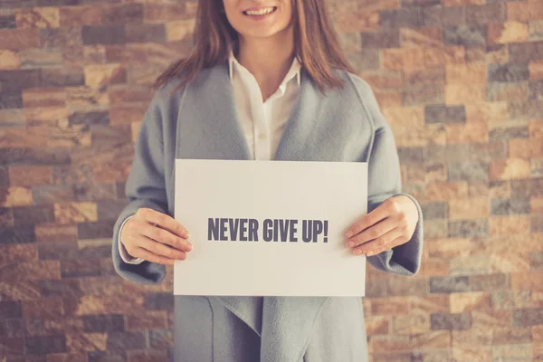 Woman presenting NEVER GIVE UP CONCEPT — Stock Photo, Image