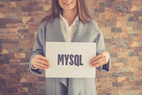 Kvinnan presenterar Mysql koncept — Stockfoto