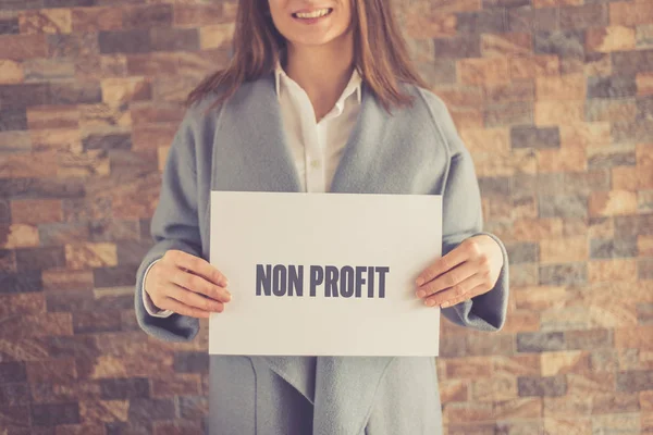 Donna che presenta NON PROFIT CONCEPT — Foto Stock