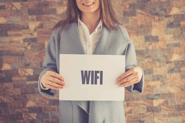 Wifi 개념을 제시 하는 여자 — 스톡 사진