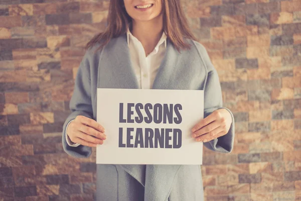 Woman presenting LESSONS LEARNED CONCEPT — Stock Photo, Image