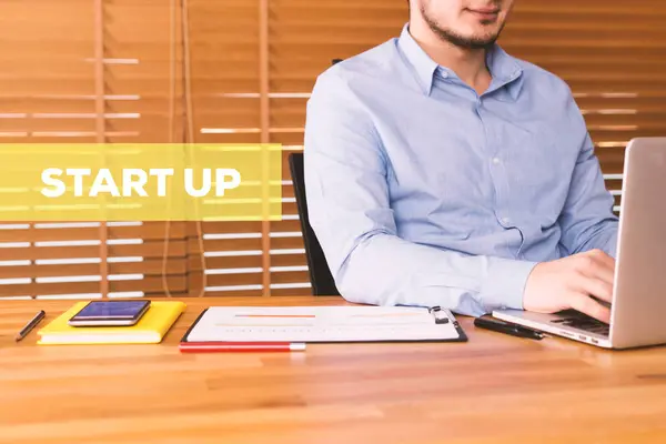 Man using laptop — Stock Photo, Image