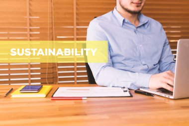 dizüstü bilgisayar kullanan adam