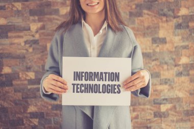 Bilgi teknolojileri kavramı sunan kadın