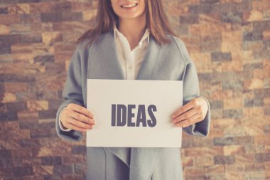 Kadın fikirler konsept sunmak