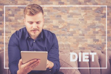 Tablet kullanan adam