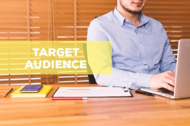 dizüstü bilgisayar kullanan adam