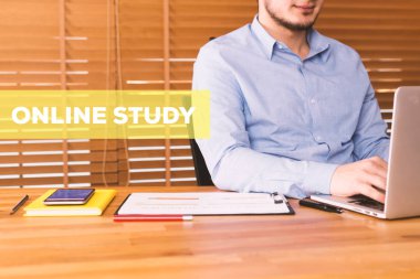 dizüstü bilgisayar kullanan adam