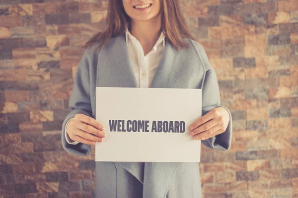 Žena představí Welcome Aboard koncept — Stock fotografie