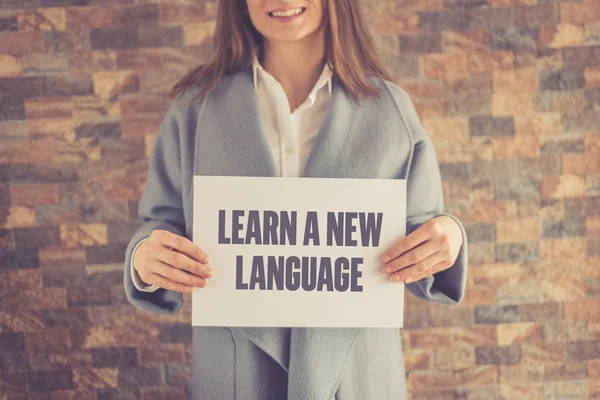 여자 배우는 새로운 언어 개념을 제시 — 스톡 사진