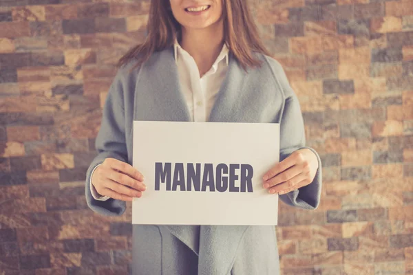 Kvinnan presenterar Manager koncept — Stockfoto