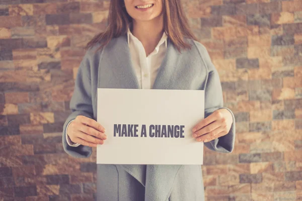 Yapmak A değişim kavramı sunan kadın — Stok fotoğraf