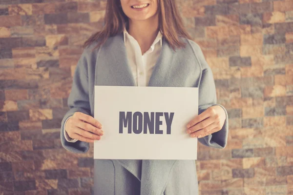 Kobieta, prezentując koncepcja pieniądza — Zdjęcie stockowe