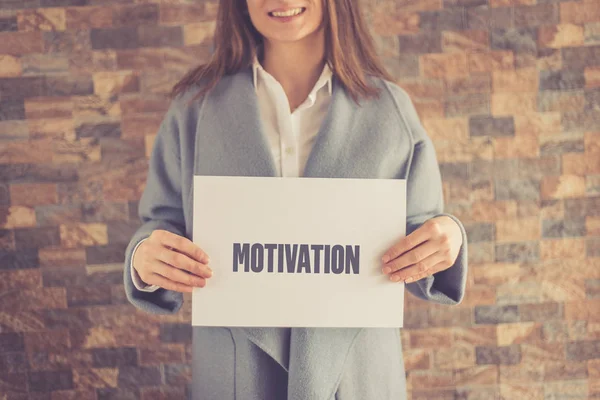 Kvinnan presenterar Motivation koncept — Stockfoto