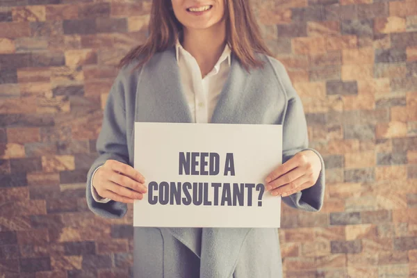 Femme présentant BESOIN D'UN CONSULTANT CONCEPT — Photo