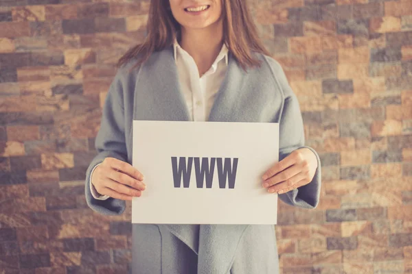 Žena představí koncept Www — Stock fotografie
