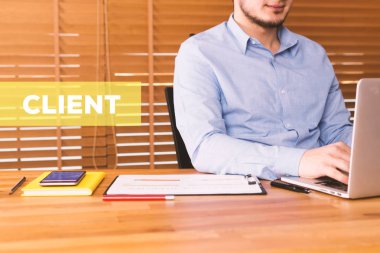 dizüstü bilgisayar kullanan adam