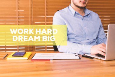 dizüstü bilgisayar kullanan adam