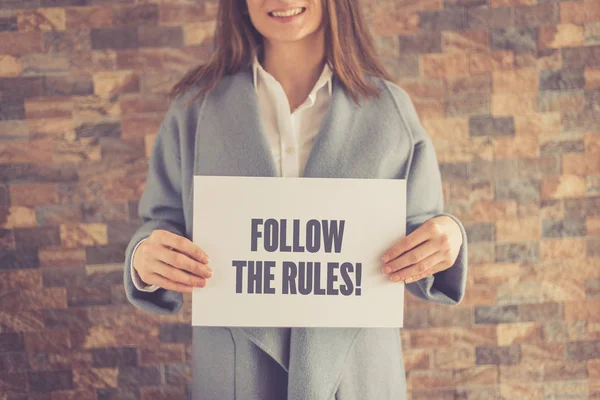 Kvinnan presenterar följer konceptet regler — Stockfoto