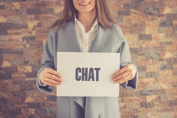 Žena představí koncept Chat — Stock fotografie