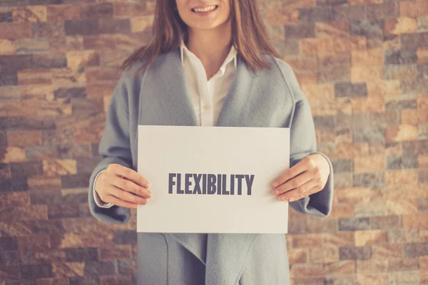 Žena představí koncept Flexibility — Stock fotografie