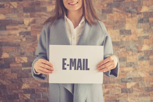 E-posta konsept sunmak kadın — Stok fotoğraf