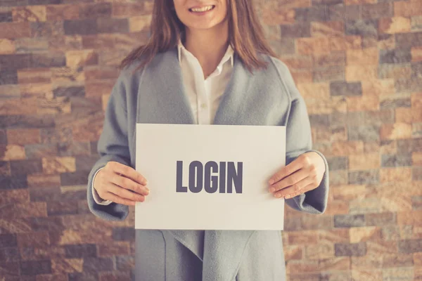 Femme présentant LOGIN CONCEPT — Photo