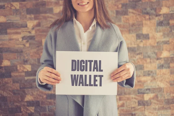 Mujer presentando CONCEPTO DE WALLET DIGITAL — Foto de Stock