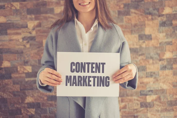 Frau stellt Konzept für Content Marketing vor — Stockfoto