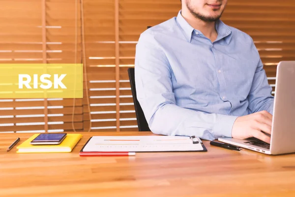 Man som använder bärbar dator — Stockfoto