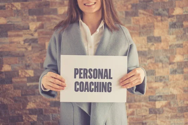 Mujer que presenta CONCEPTO DE COACHING PERSONAL — Foto de Stock