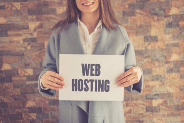Web Hosting kavramı sunan kadın