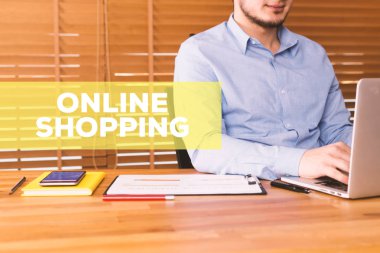 dizüstü bilgisayar kullanan adam